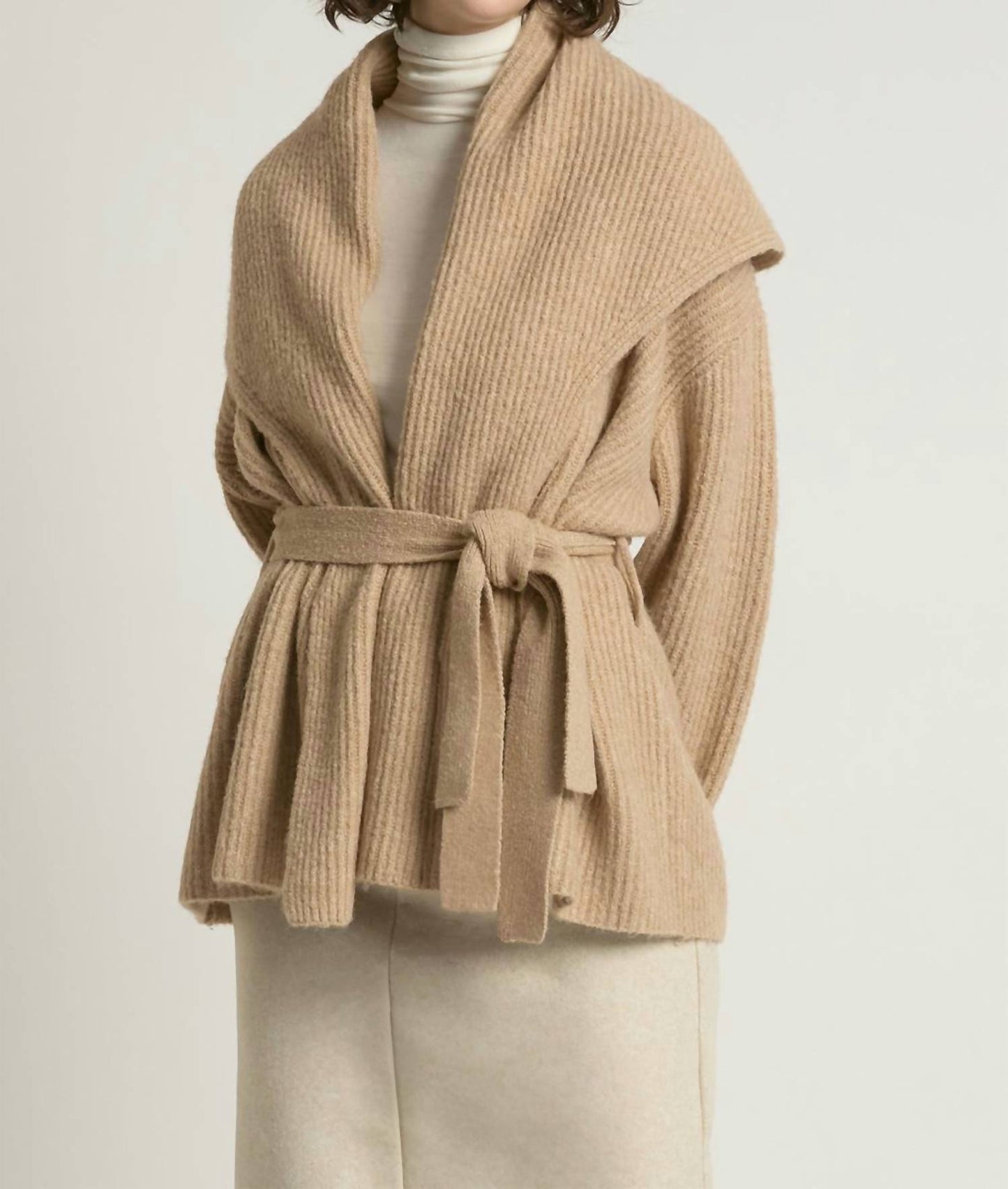 Schalkragen-Gürtelstrickjacke