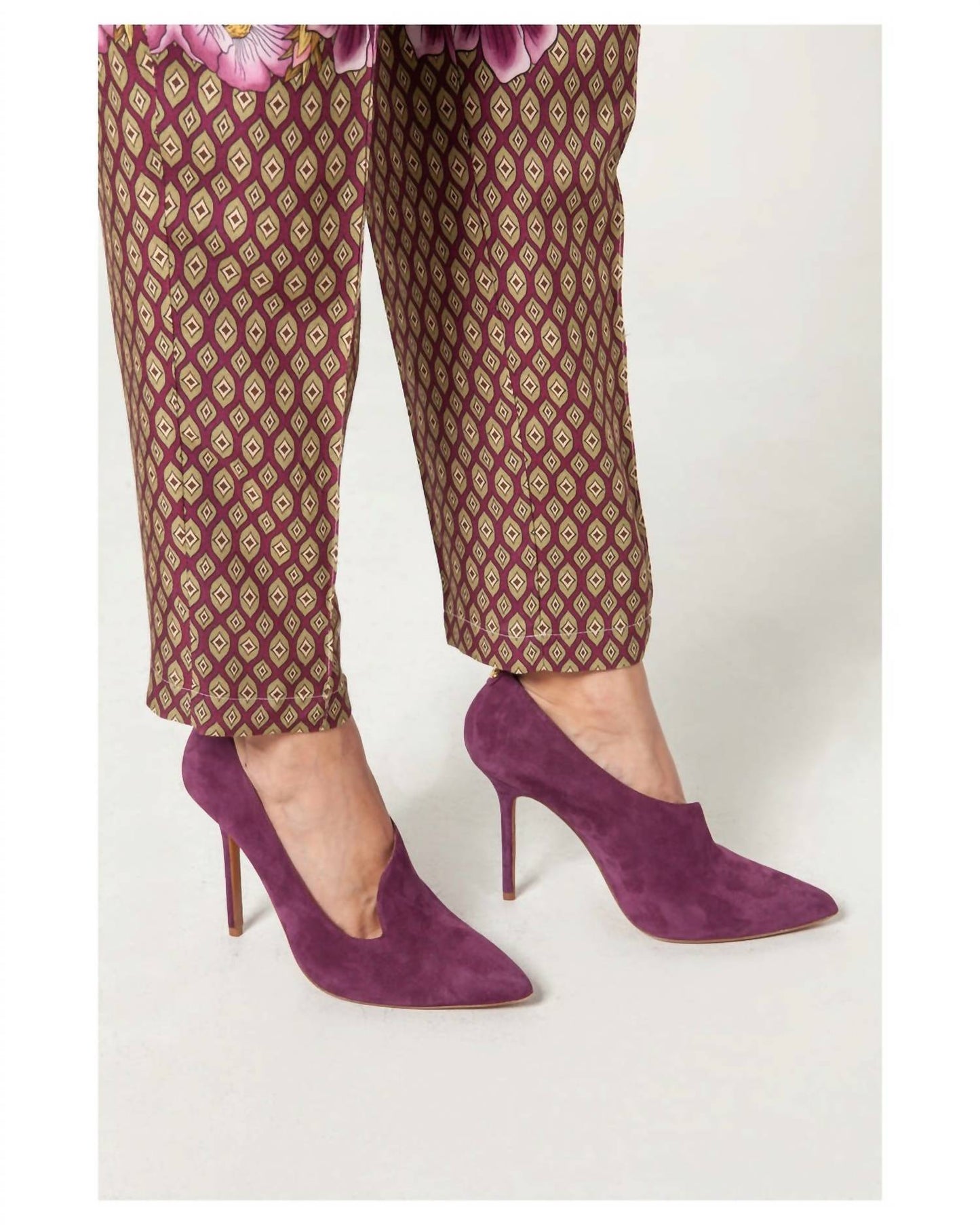 Damenhose mit Geo-Print-Passe