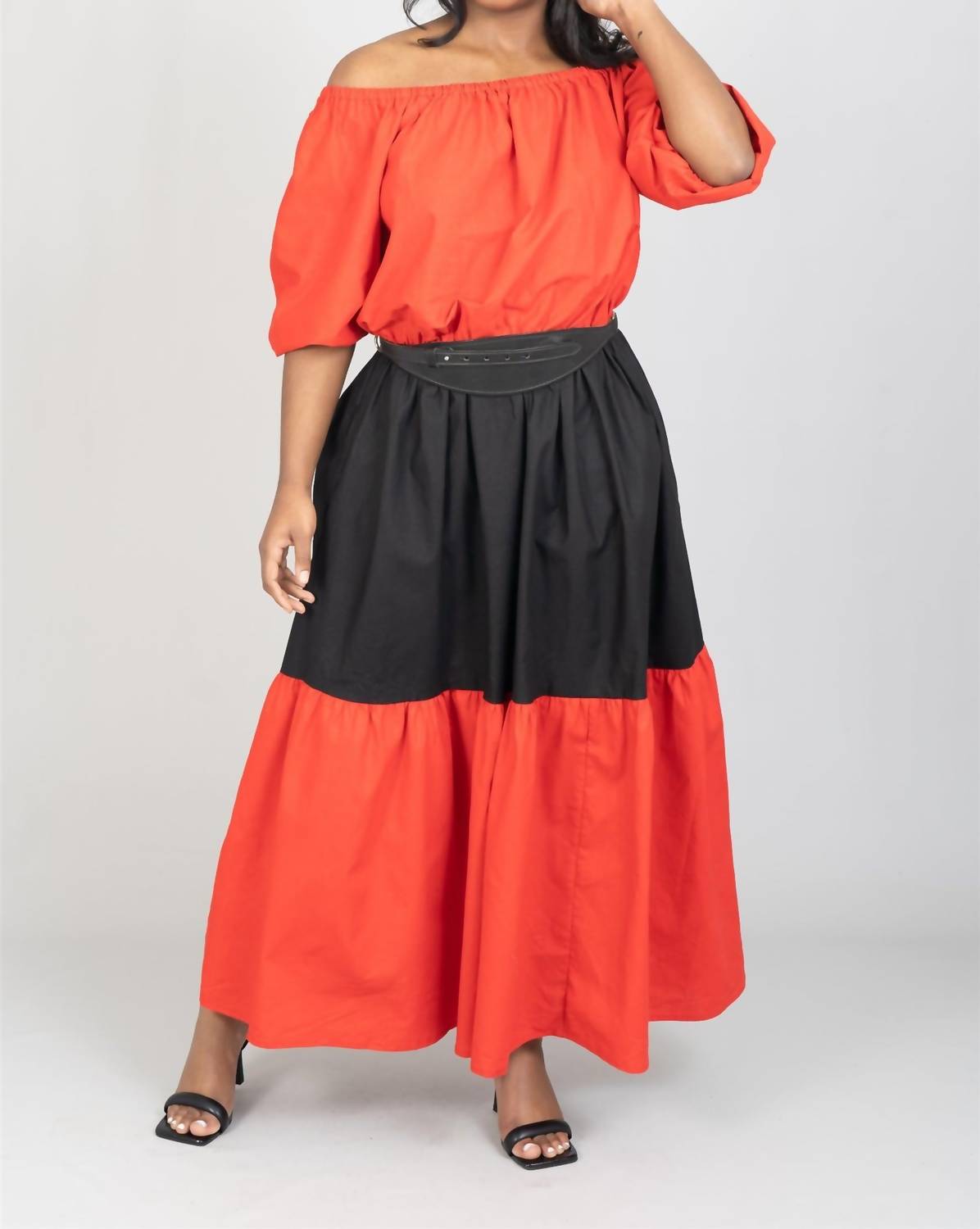 Mumba Off-Shoulder Maxikleid mit afrikanischem Print
