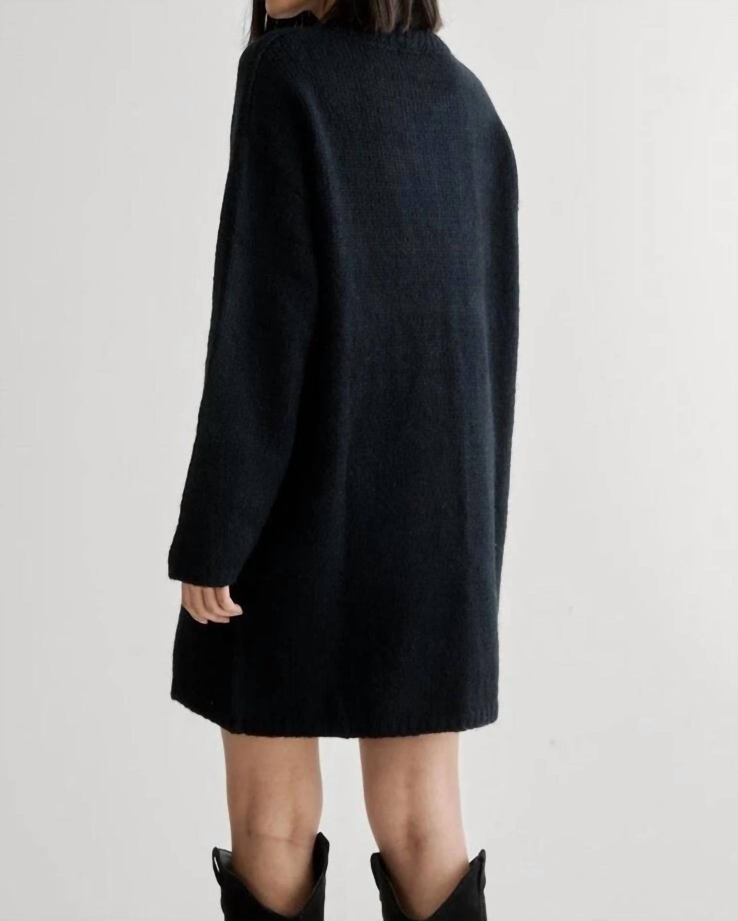Geripptes Strickkleid mit Rundhalsausschnitt