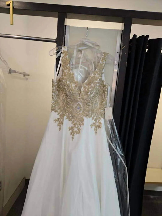 Women's Elegant Formal Dress With Lace Appliqué
