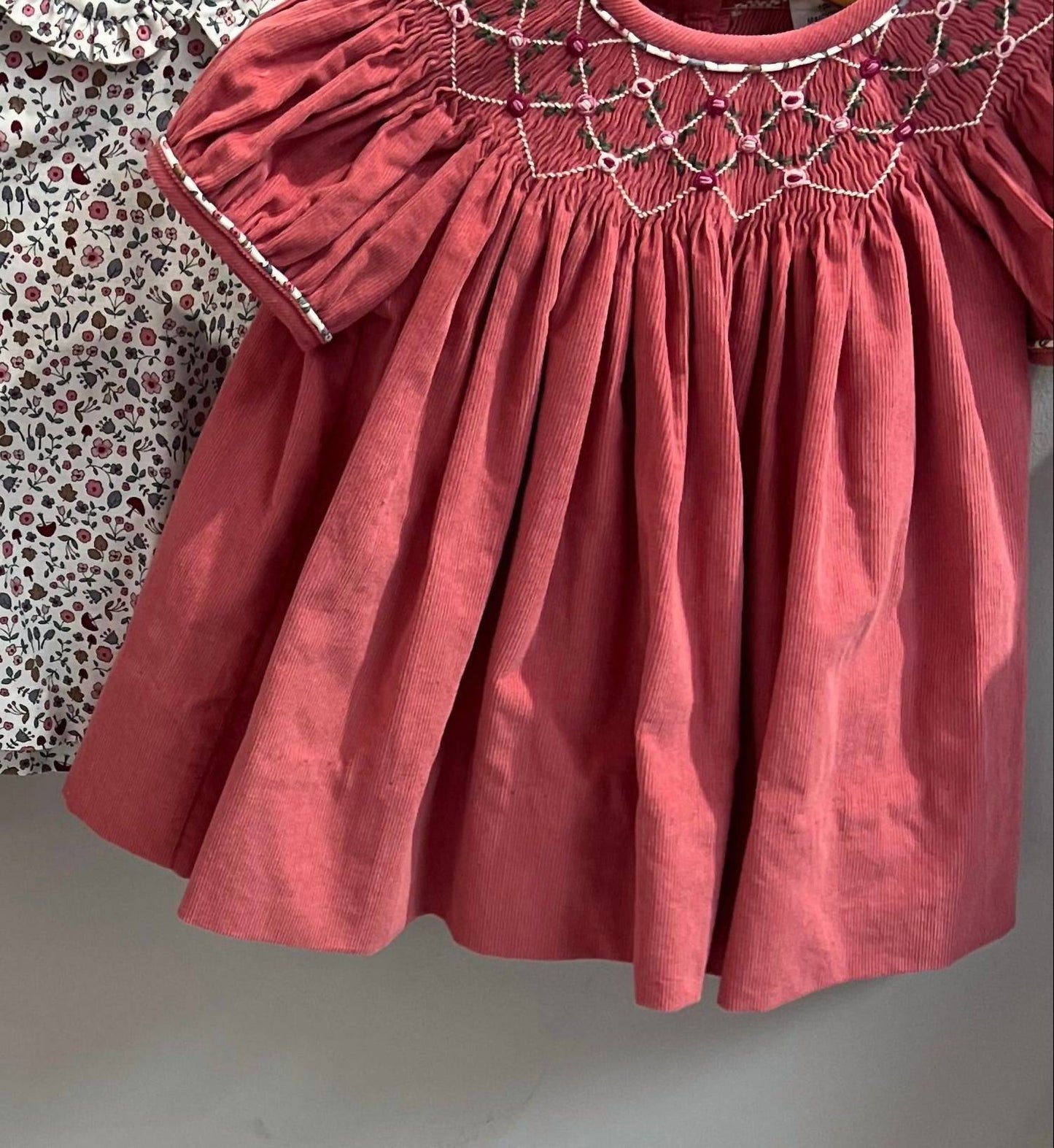 Mädchen Isabella Handbestickter Cord-Bischofs-Strampler-Set