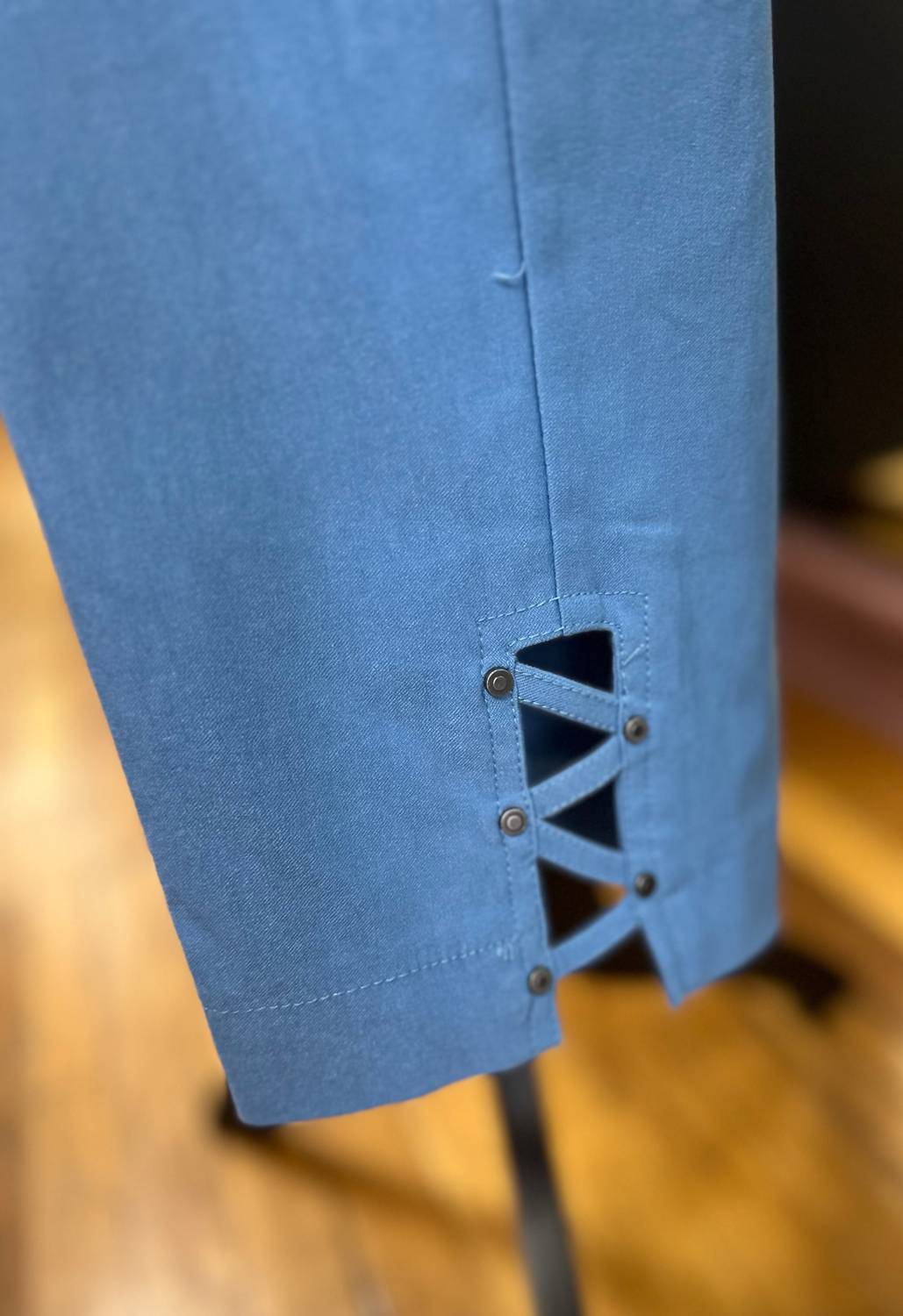 Caprihose mit Gitterdetail am Saum