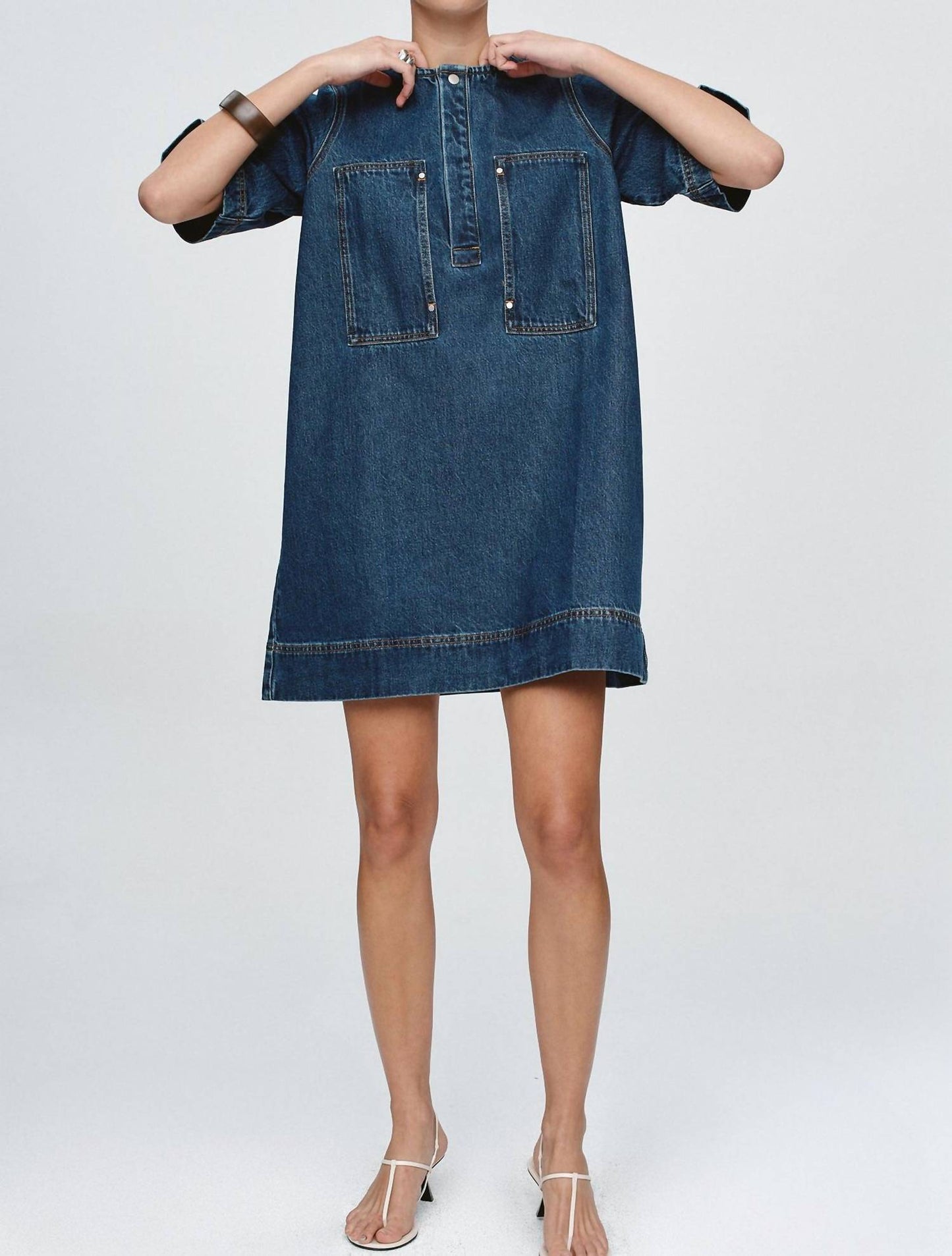 Kleid mit aufgesetzten Taschen