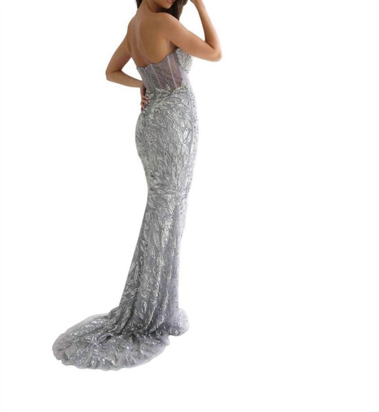 Trägerloses bodenlanges Ballkleid