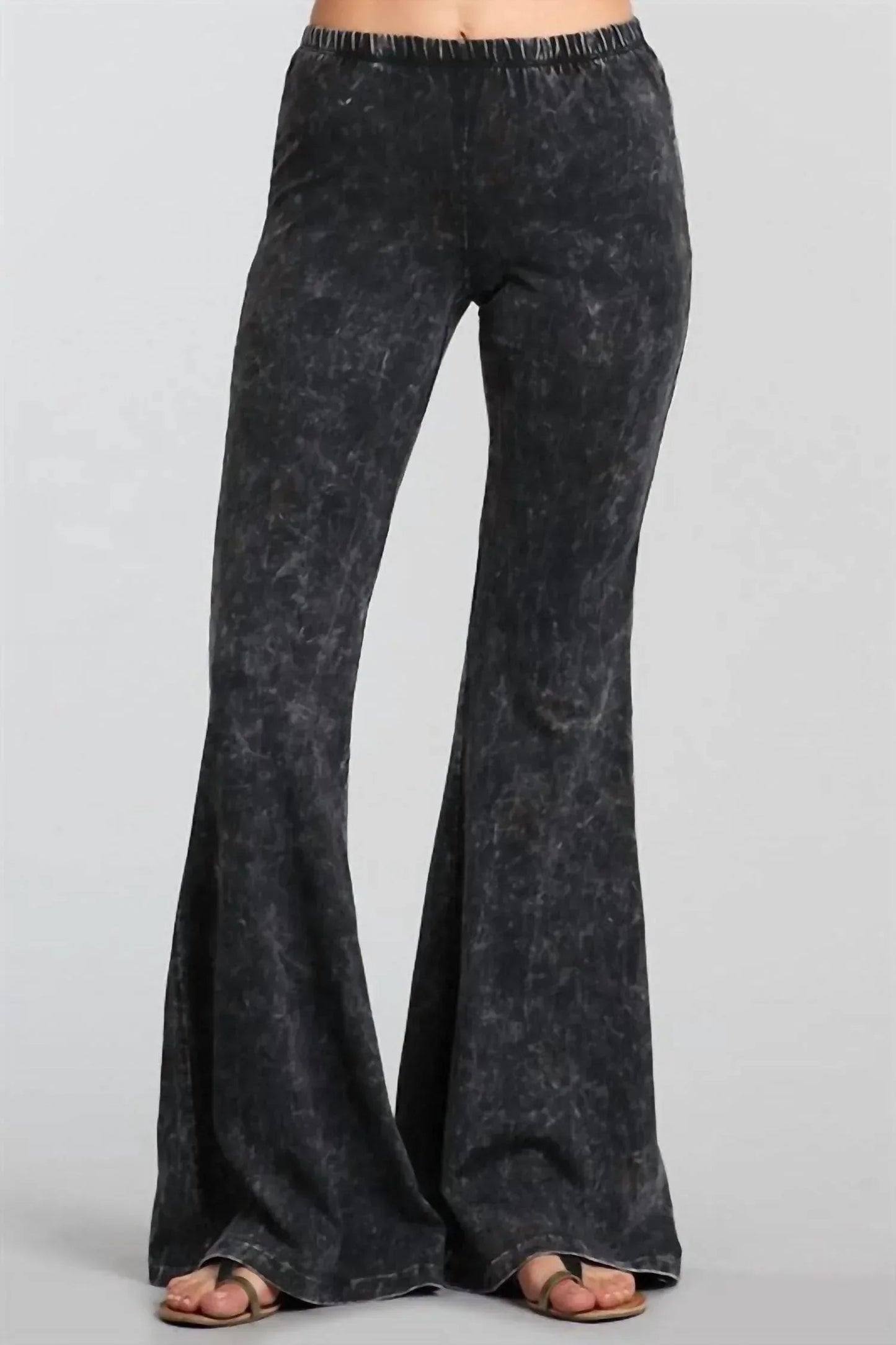Hüfthose mit Mineral-Wash-Glockenfuß aus weichem Material