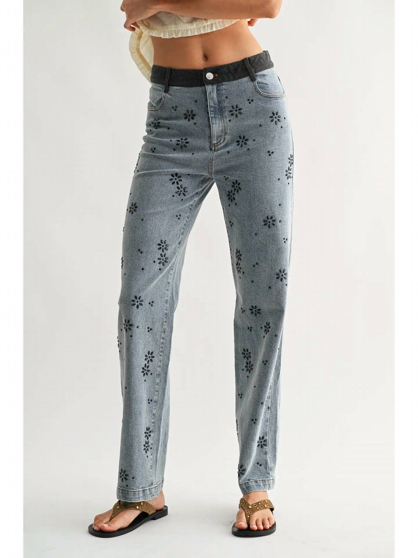 Gerade geschnittene Jeans mit Blumenstickerei