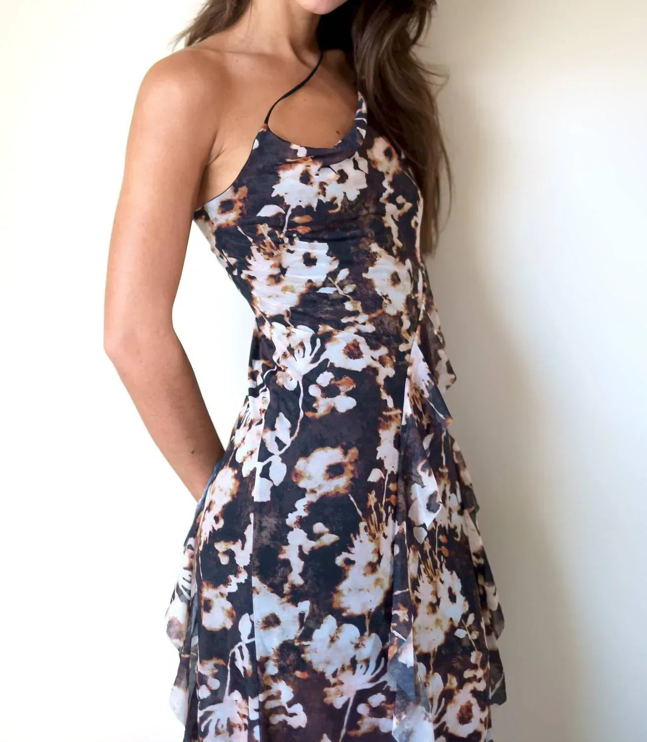 Wasserfall-Rüschen-asymmetrisches Kleid