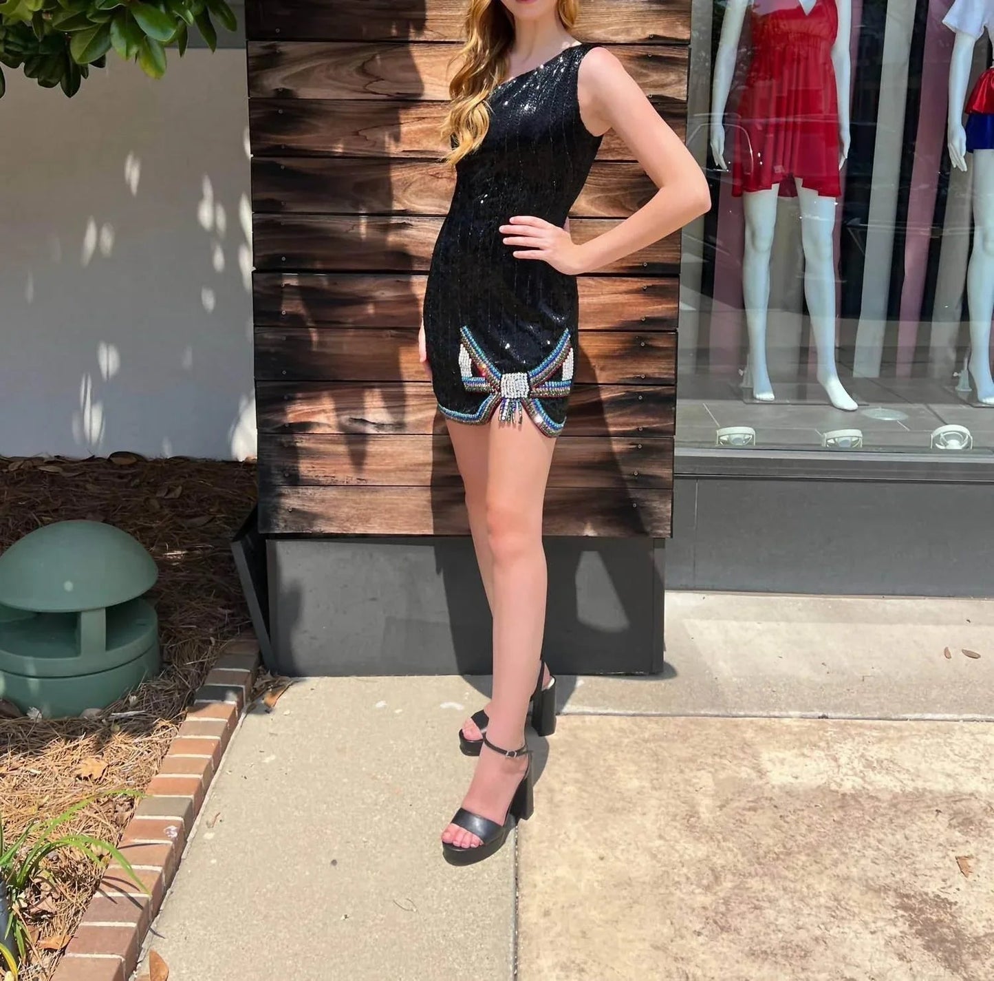 Mini-Kleid mit Carmen-Ausschnitt und Schleifendetail