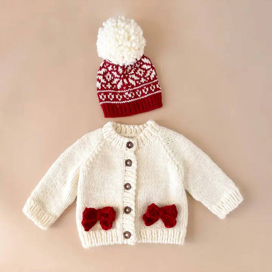 Gemütliche Strickjacke für Kinder mit Schleife