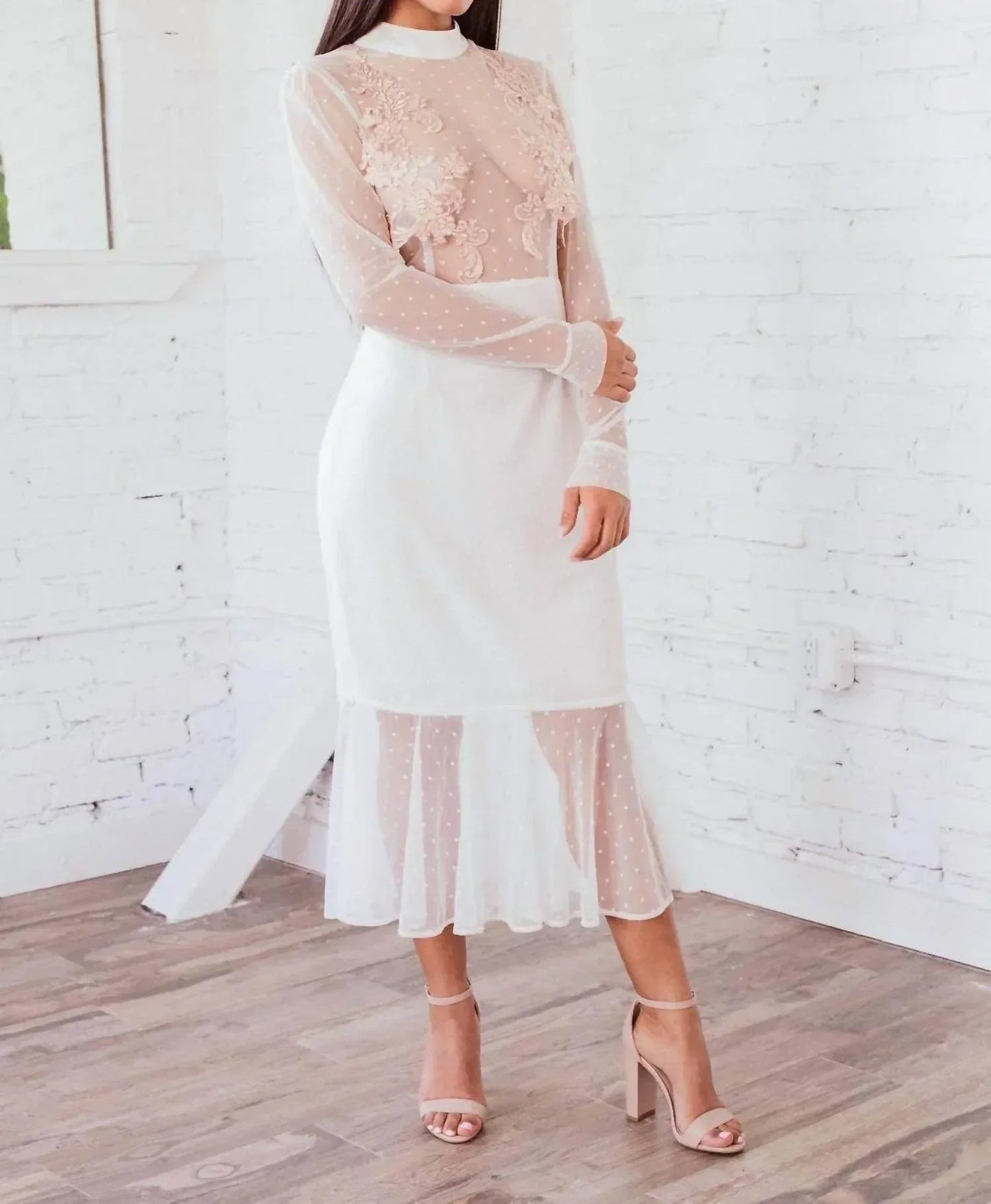 Langärmliges Kleid aus transparenter Spitze