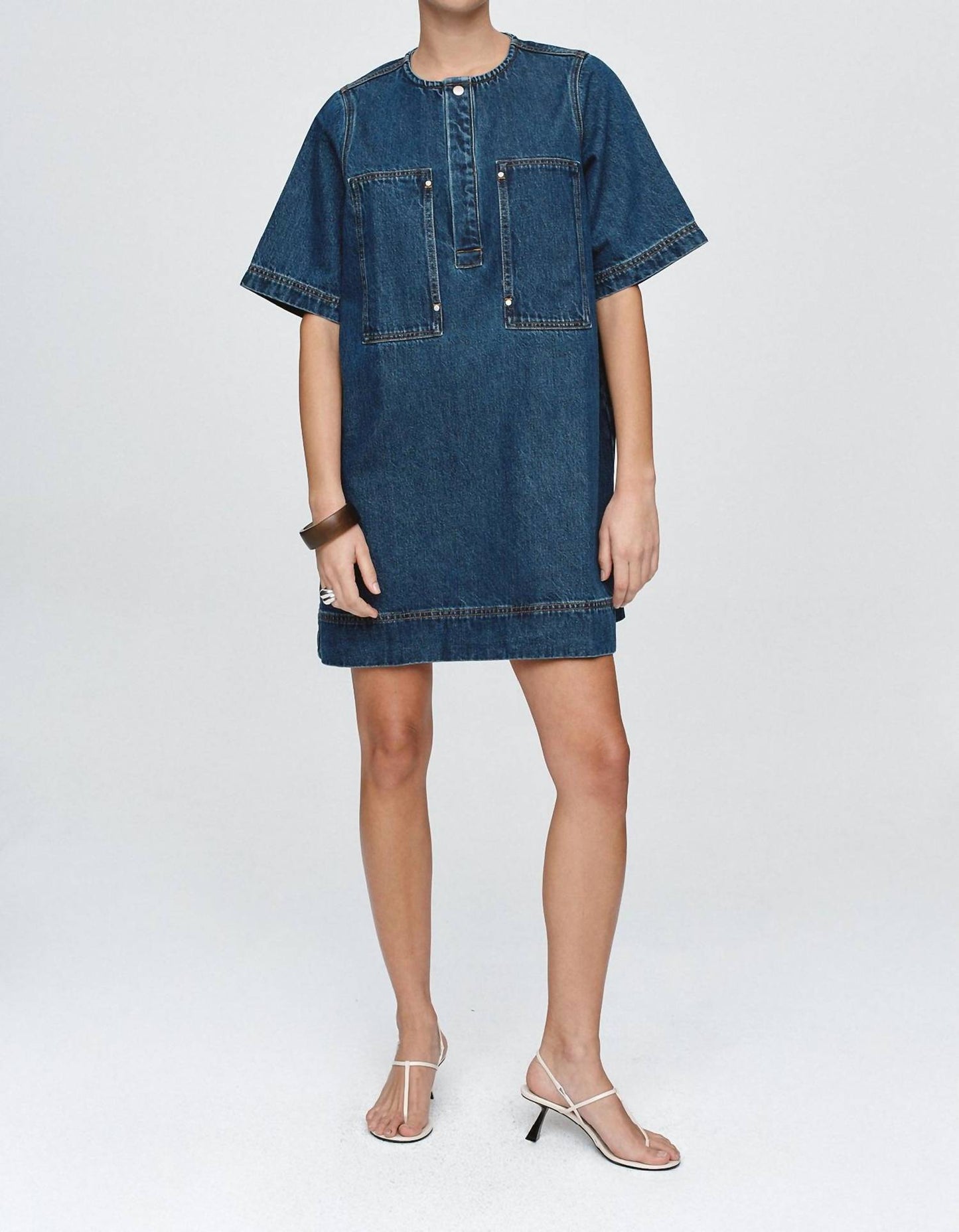 Kleid mit aufgesetzten Taschen
