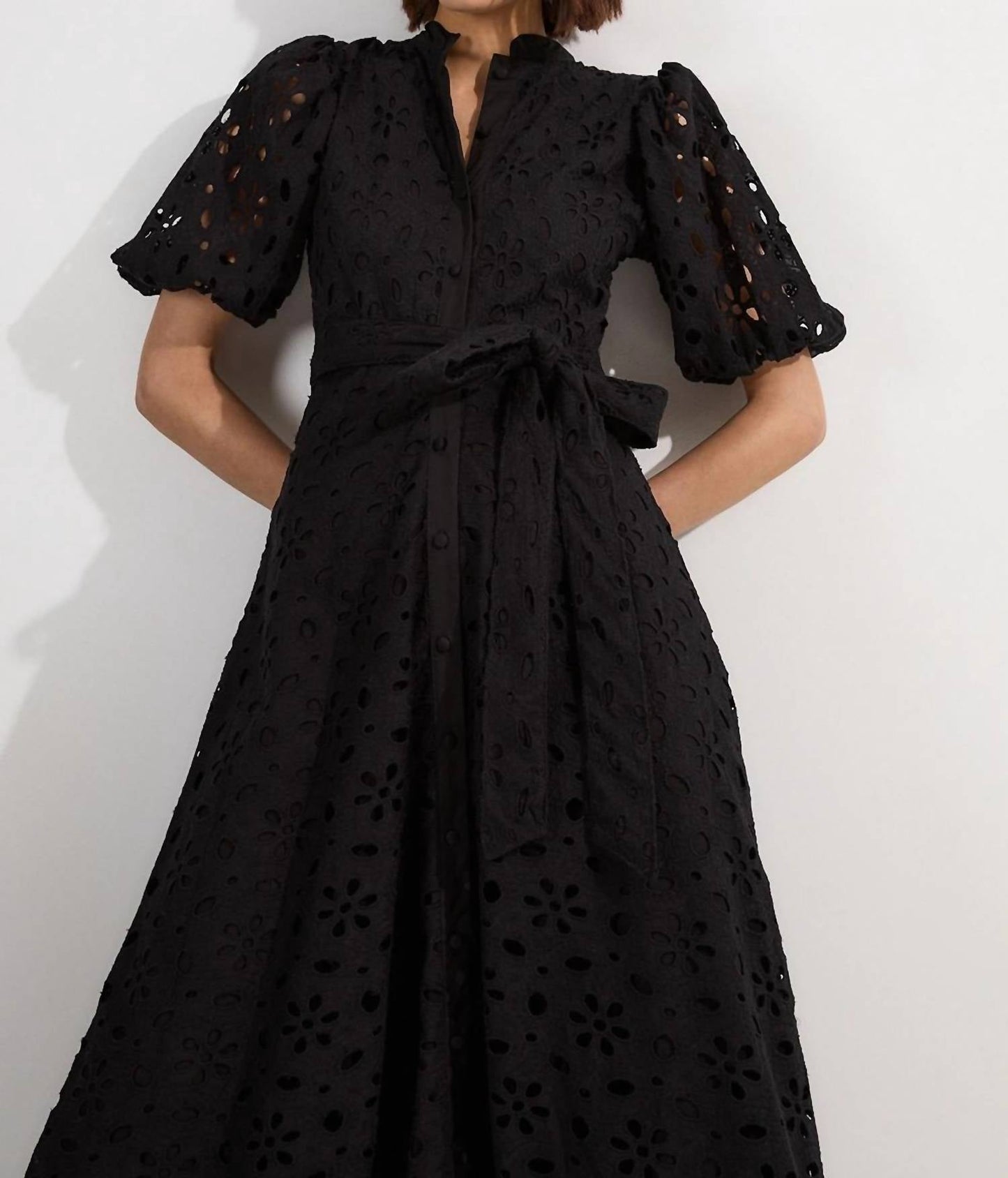 Baumwoll-Broderie-Midi-Kleid mit Gürtel und kurzen Ärmeln