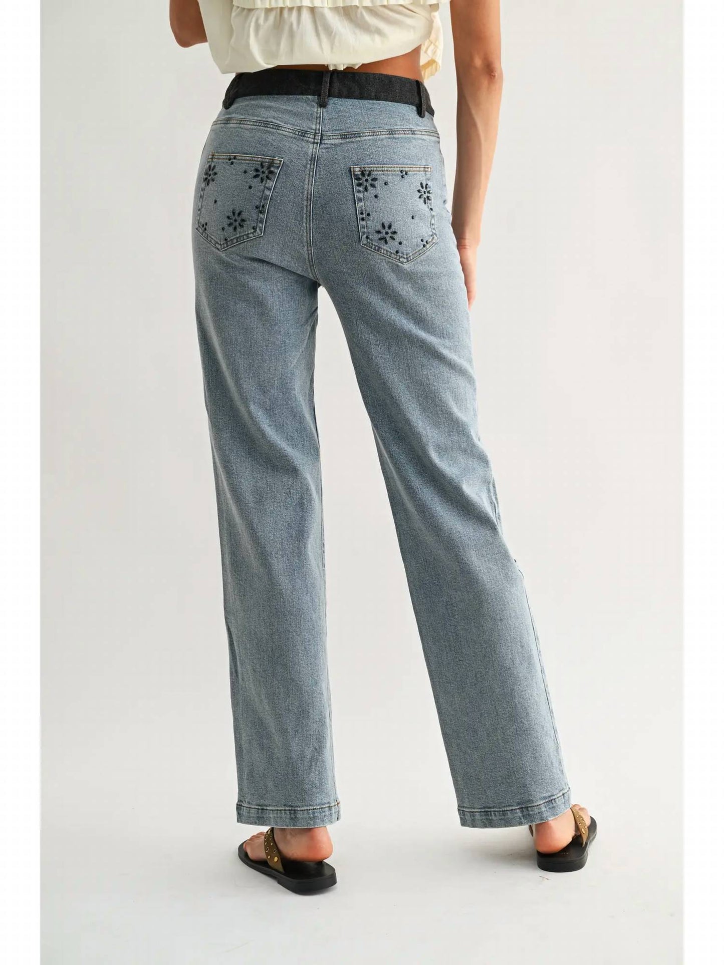Gerade geschnittene Jeans mit Blumenstickerei
