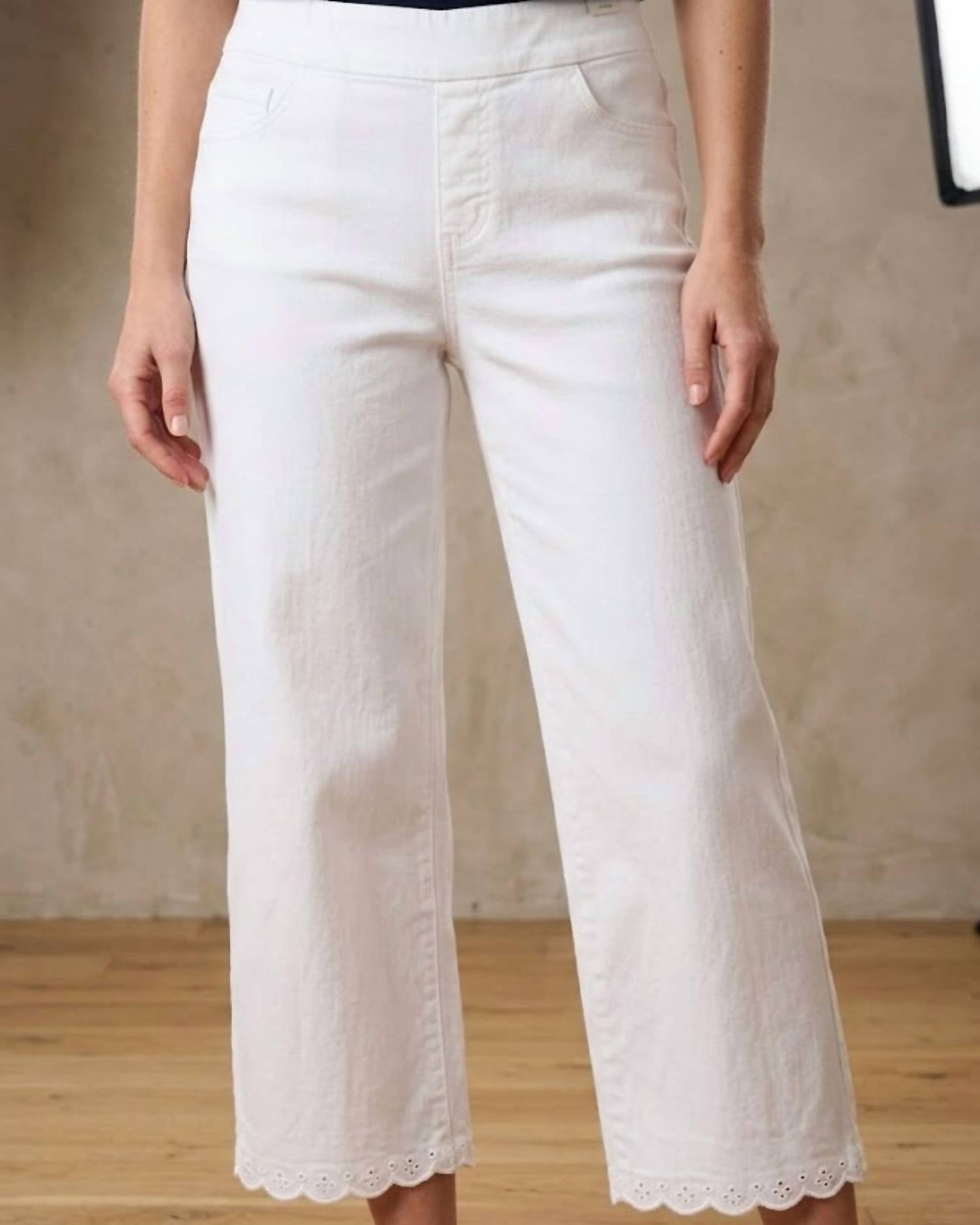 Schlupf-Caprihose mit gesticktem Muschelsaum