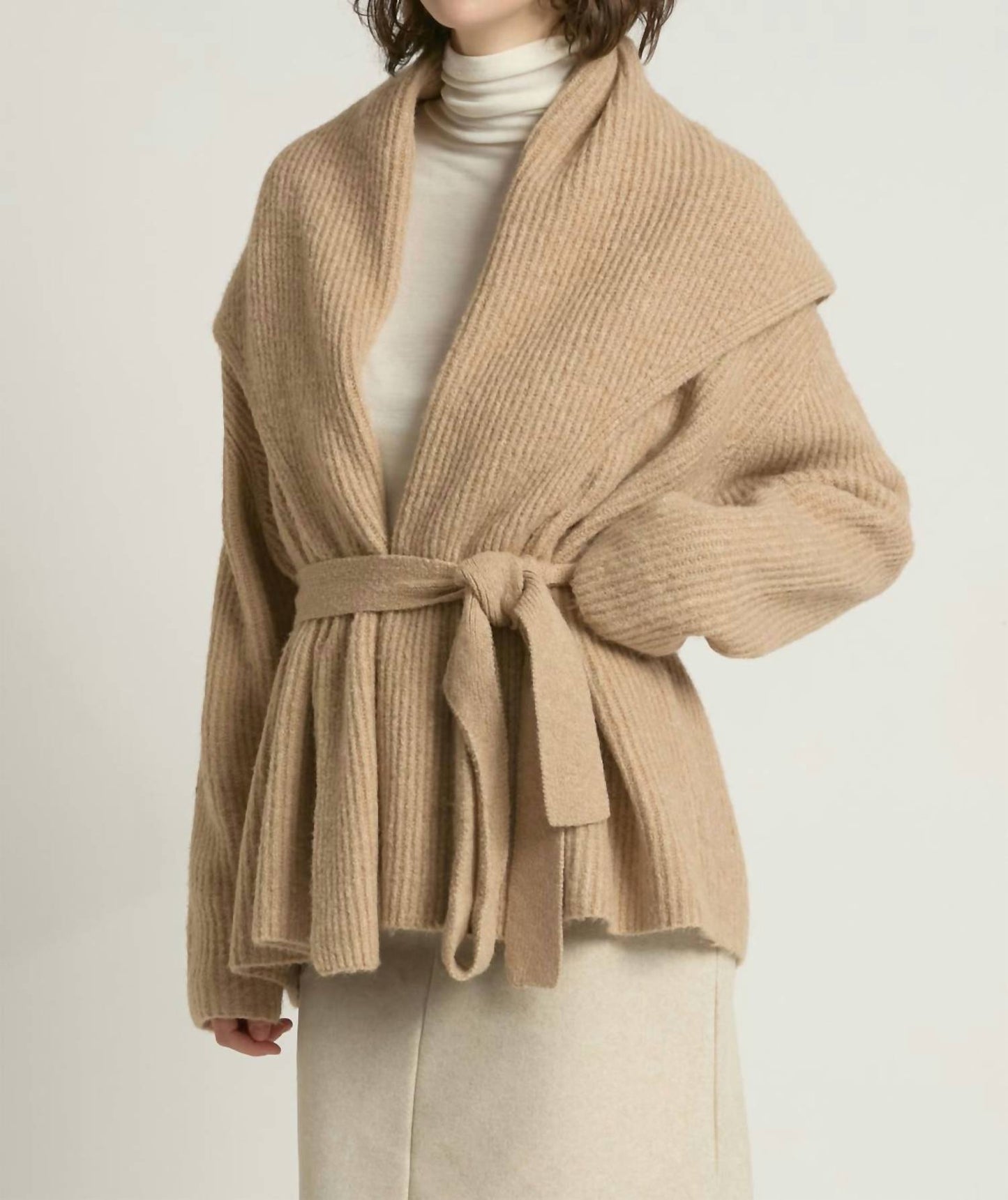 Schalkragen-Gürtelstrickjacke