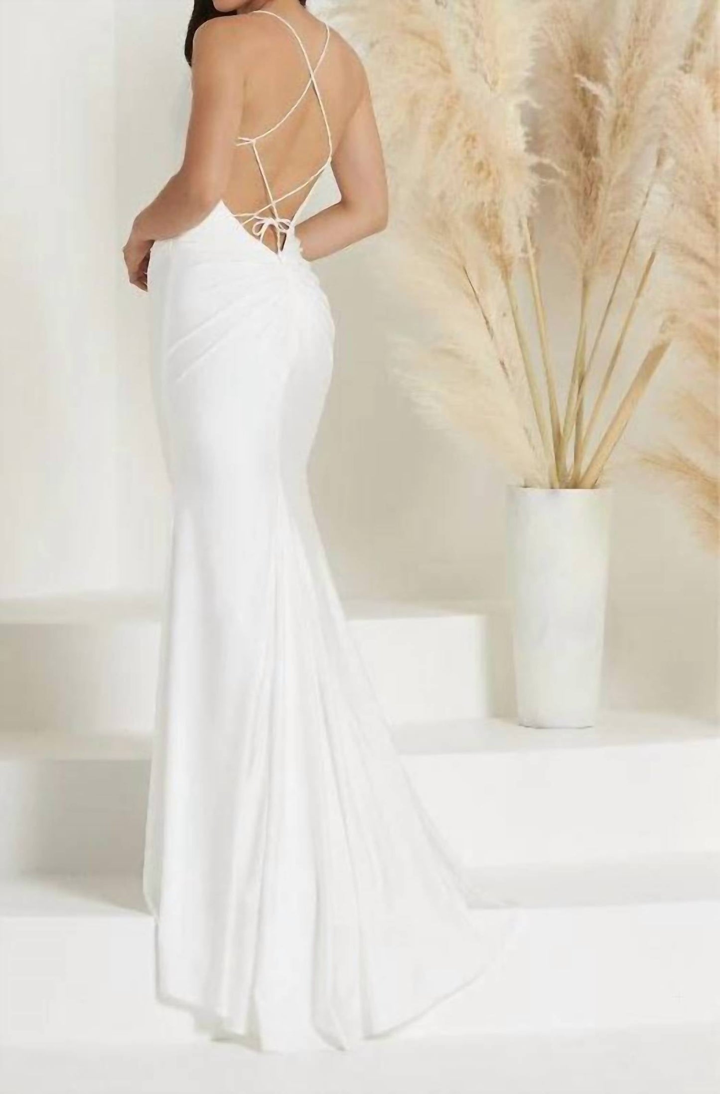 Rückenfreies, schmal geschnittenes, ausladendes Abendkleid