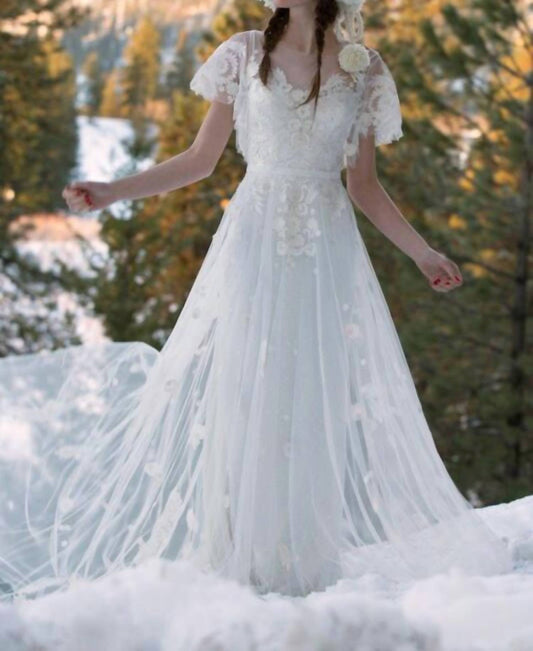 Hochzeitskleid mit offenem Rücken und Herzblattmuster