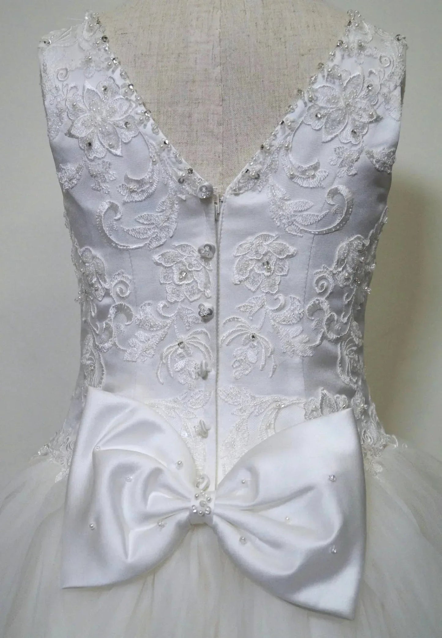 Mädchenkleid mit Rüschen, Tüllrock, Spitze und Perlenstickerei