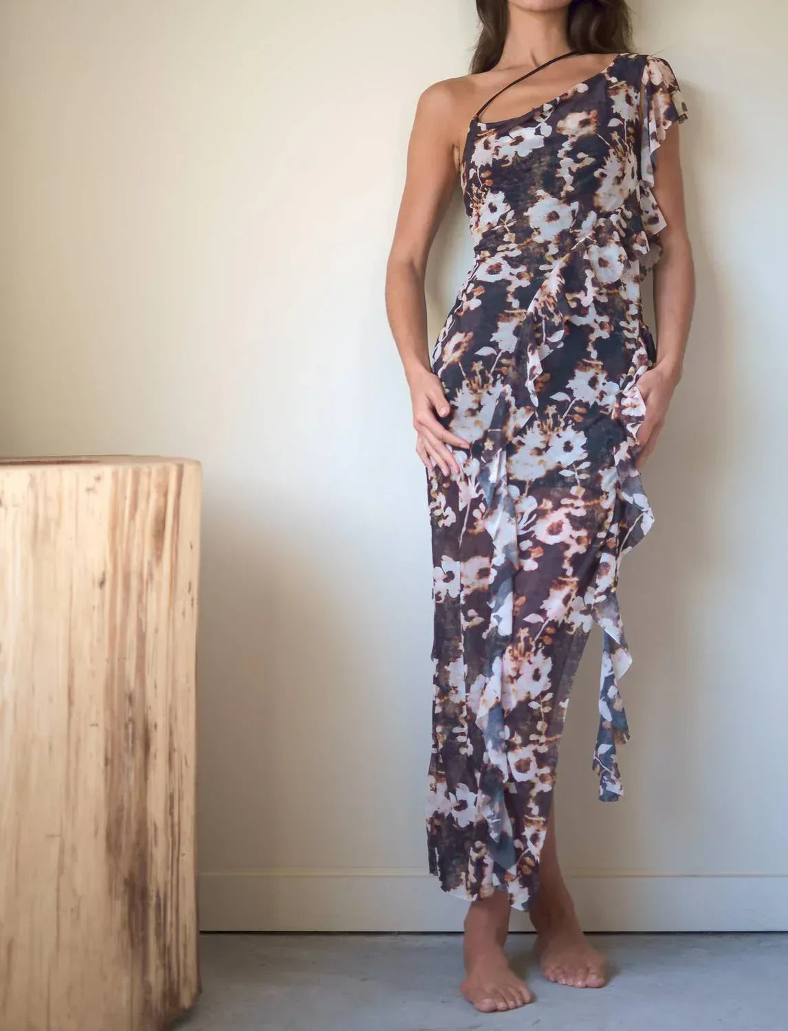 Wasserfall-Rüschen-asymmetrisches Kleid