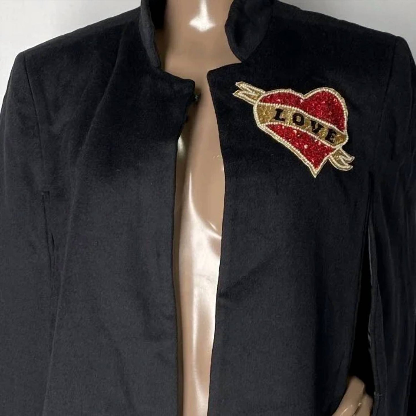 Damen-Couture-Umhang mit herzförmigen Verzierungen