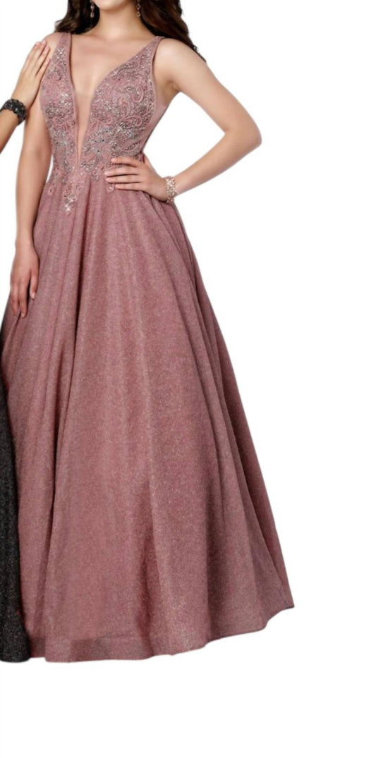 Glitzerndes Abendkleid mit tiefem Ausschnitt