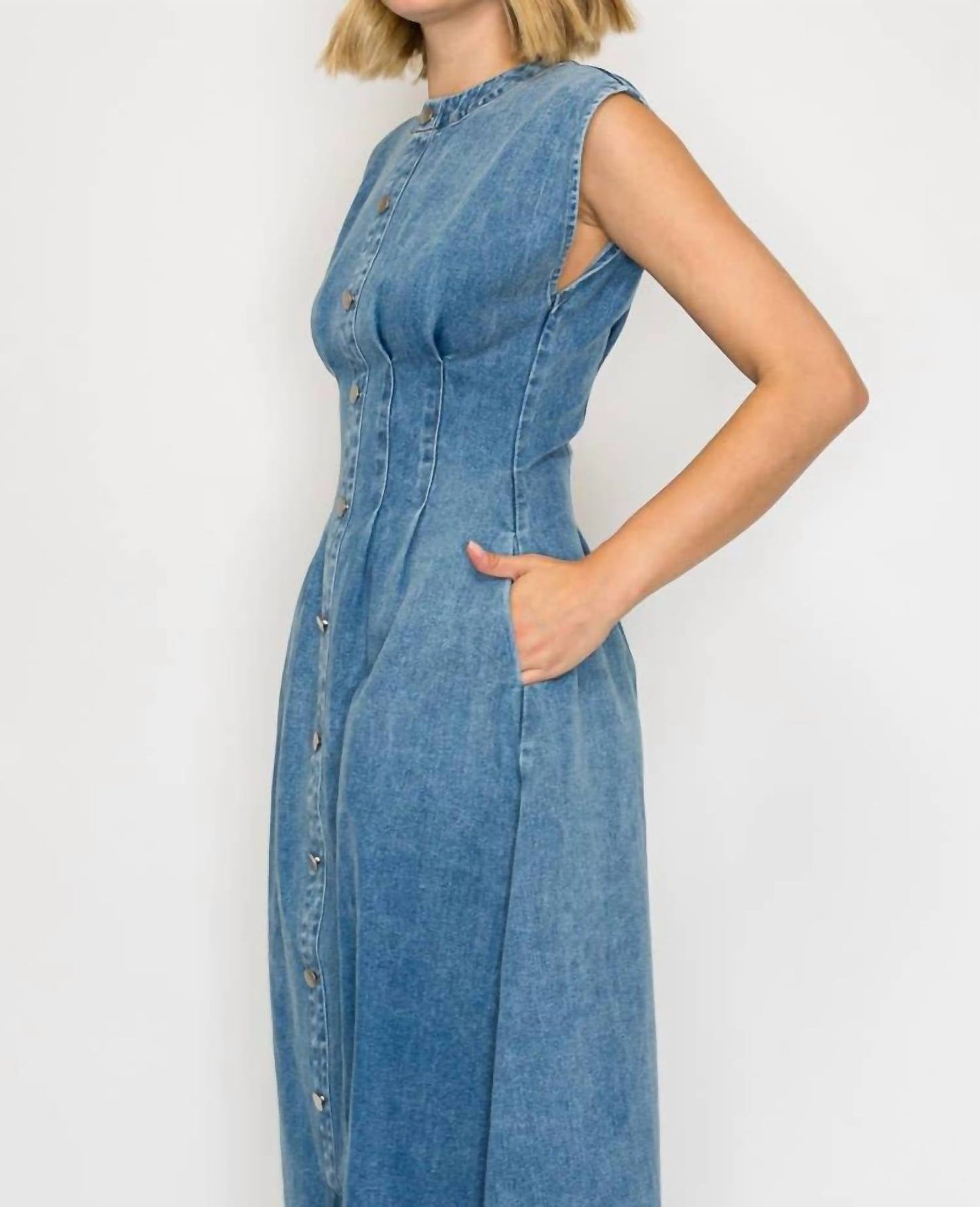Zeitloses Hemdblusenkleid in Midilänge