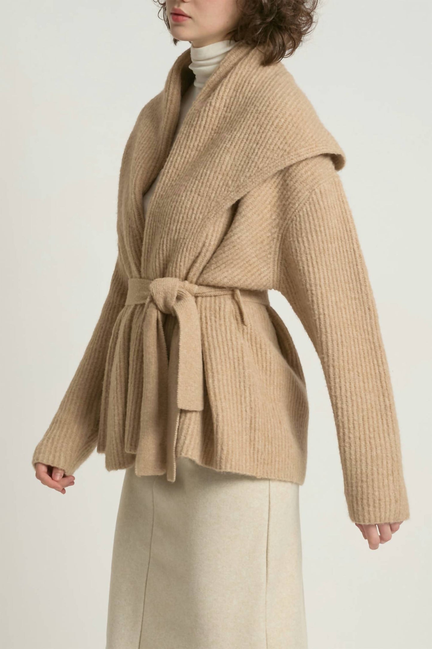 Schalkragen-Gürtelstrickjacke