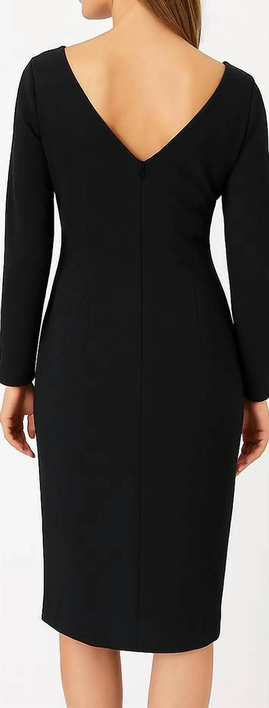 Kleid mit V-Ausschnitt und seitlicher Raffung