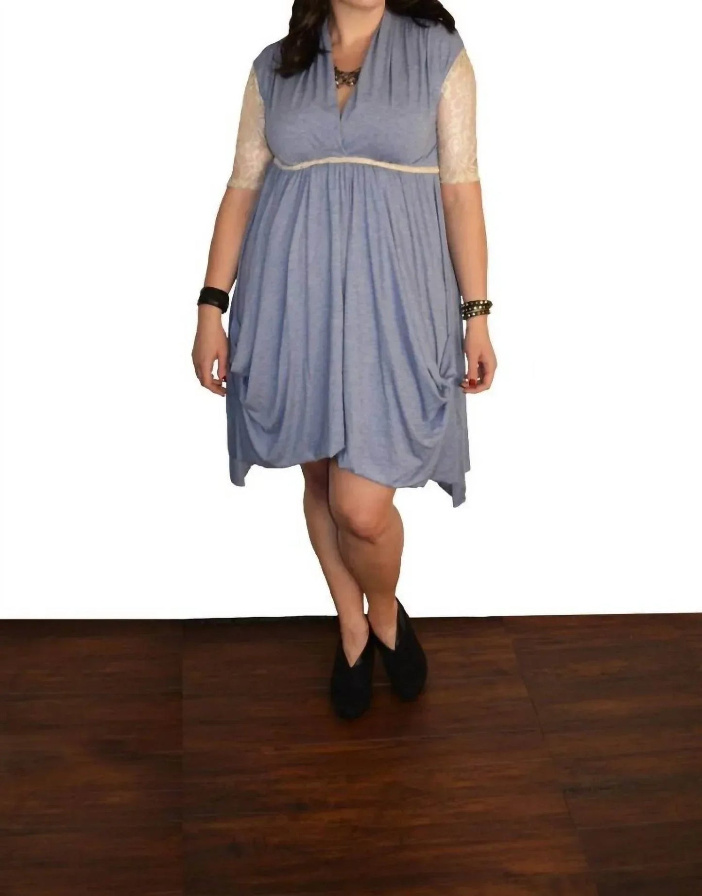 Göttin-Kleid mit Spitze an den Ärmeln und Taschen