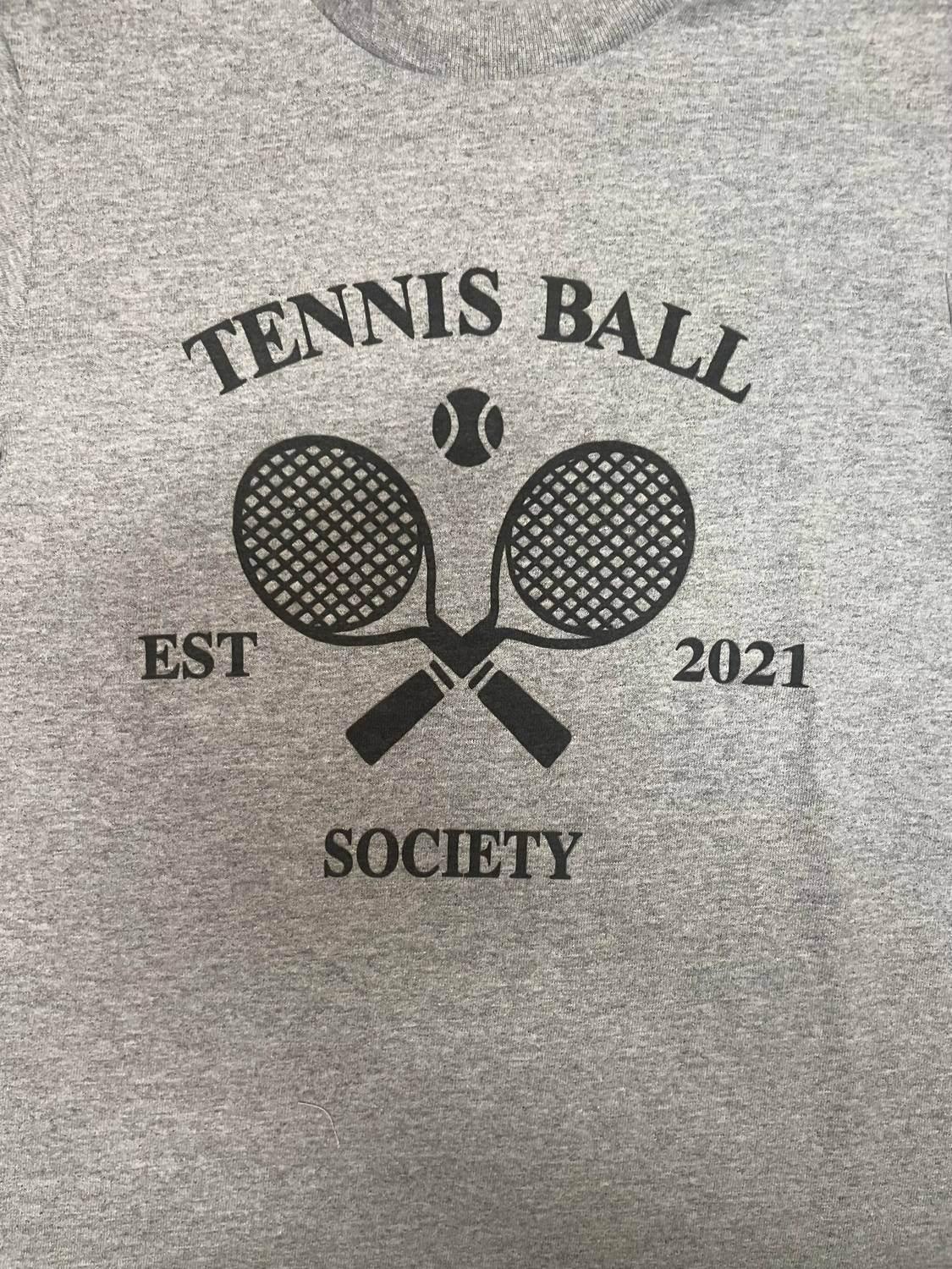 Mädchen-Tennisball-Gesellschaft Grafik-T-Shirt