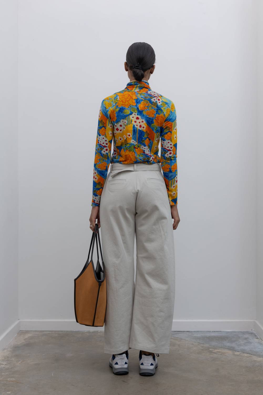 Gebogene Chino-Hose mit Gürtel