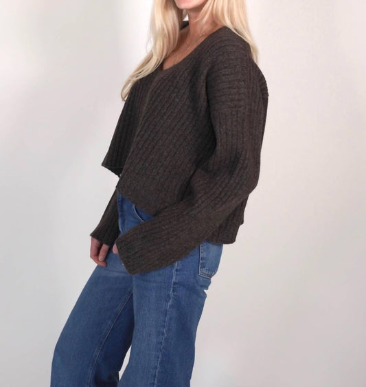 Kurzer Pullover mit V-Ausschnitt