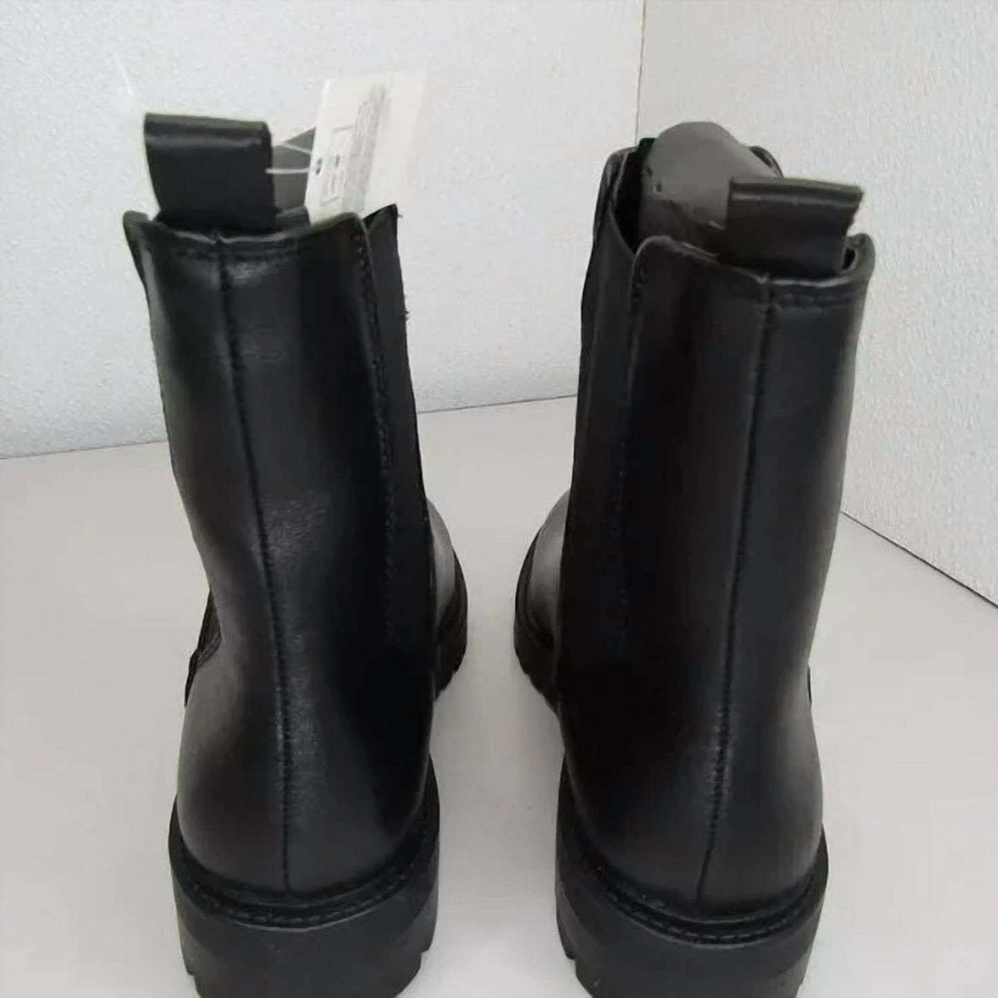 Damenmode Chelsea Boots aus Leder mit Profilsohle