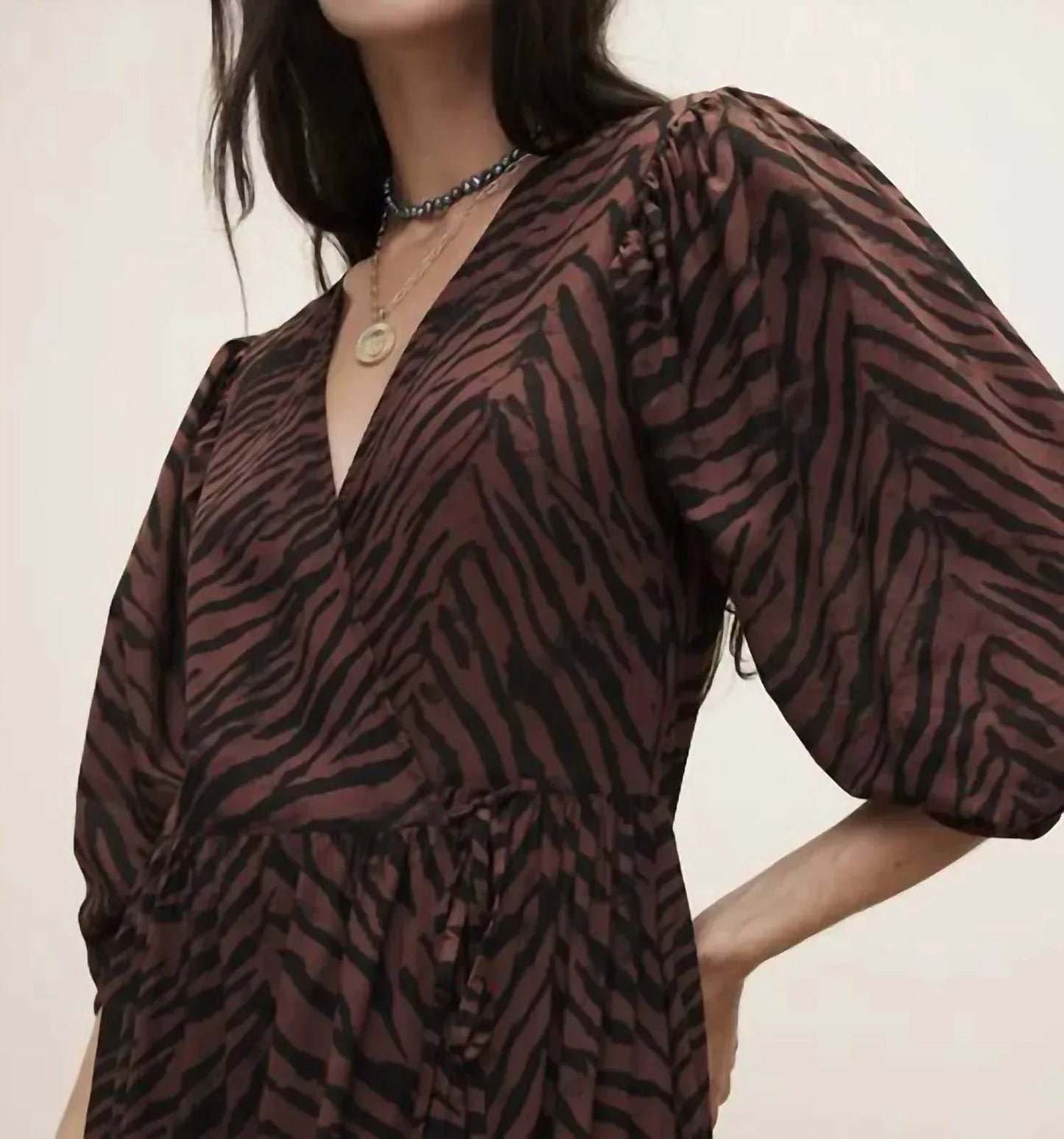 Maxikleid aus Baumwolle mit Wickeldetail „Weißer Lotus“