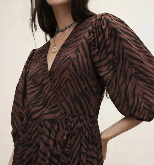 Maxikleid aus Baumwolle mit Wickeldetail „Weißer Lotus“