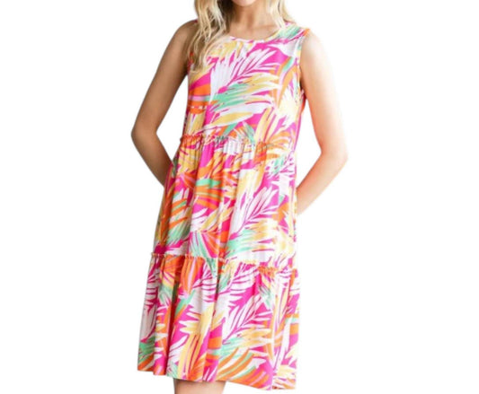 Gestuftes ärmelloses Kleid mit verschiedenen Prints