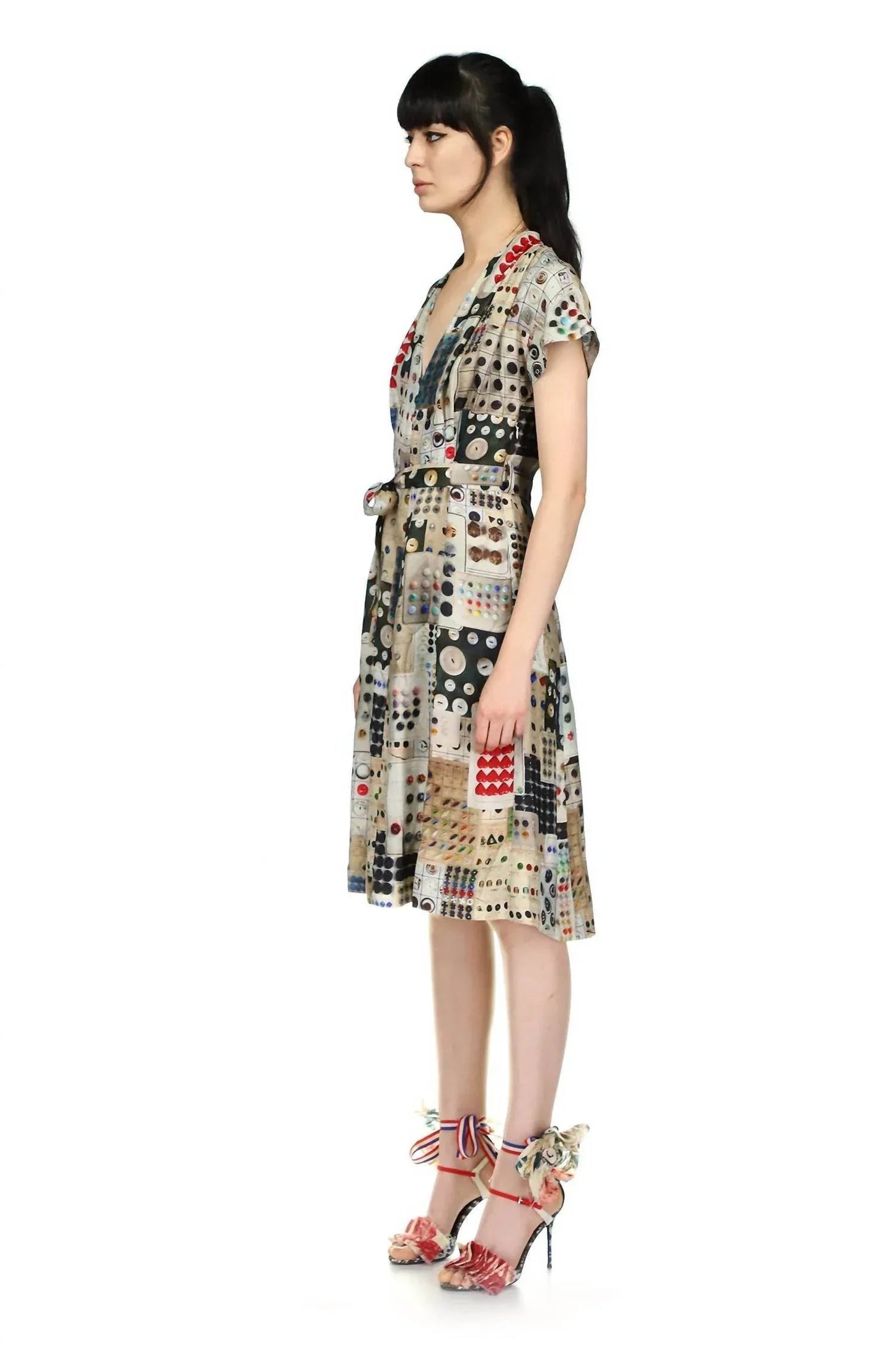 Knopfkarten-Shop Faltenkleid mit V-Ausschnitt