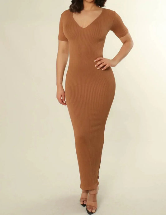 Geripptes figurbetontes Kleid mit V-Ausschnitt