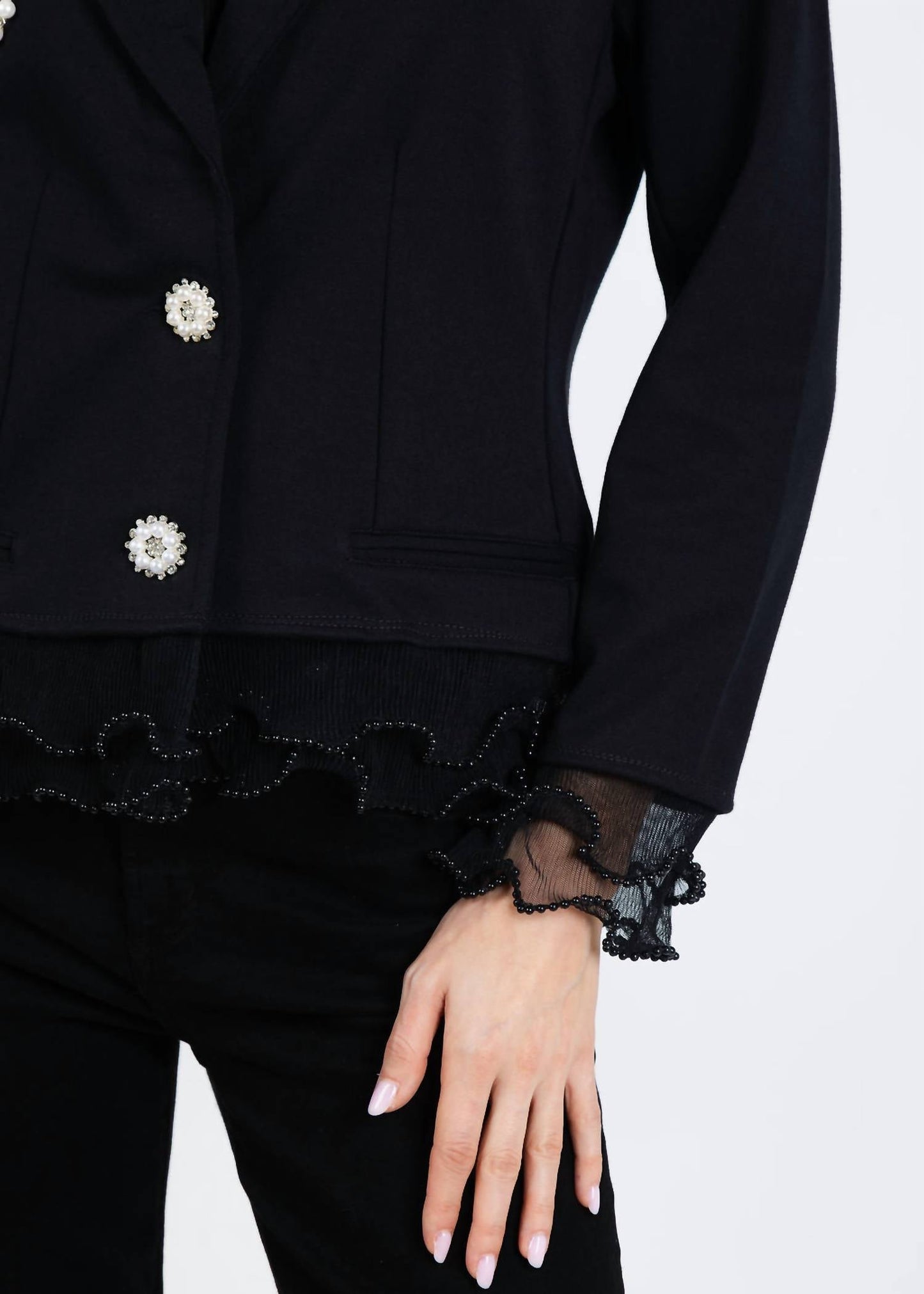 Kurze Jacke mit Perlen & Brosche
