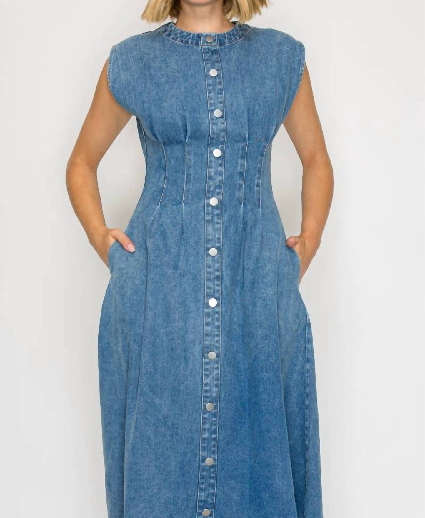 Zeitloses Hemdblusenkleid in Midilänge