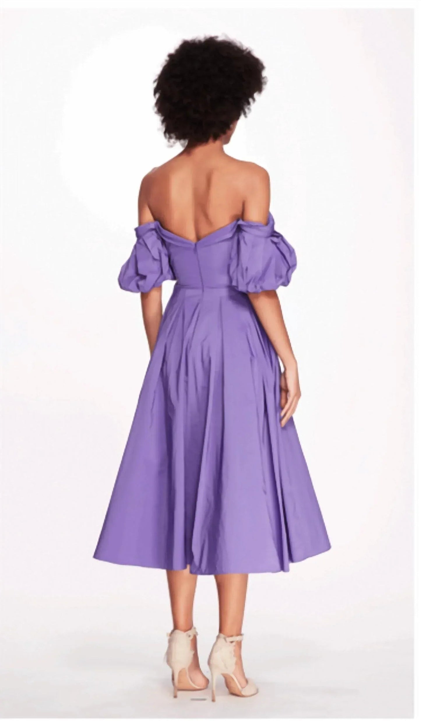 Plissiertes schulterfreies Midi-Kleid aus Taft