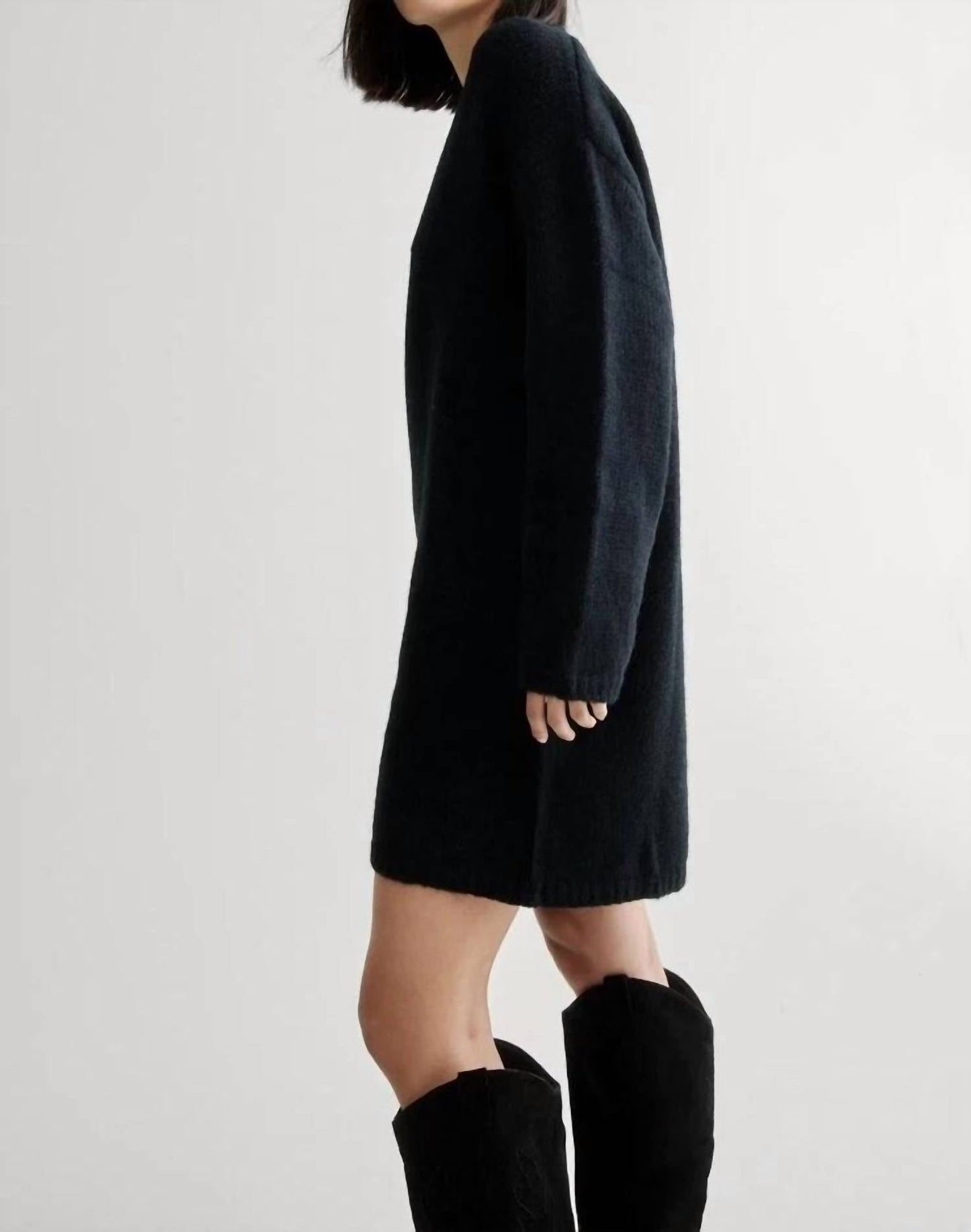 Geripptes Strickkleid mit Rundhalsausschnitt