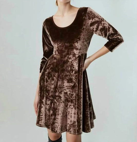 Samtkleid mit Nieten und Tellerrock
