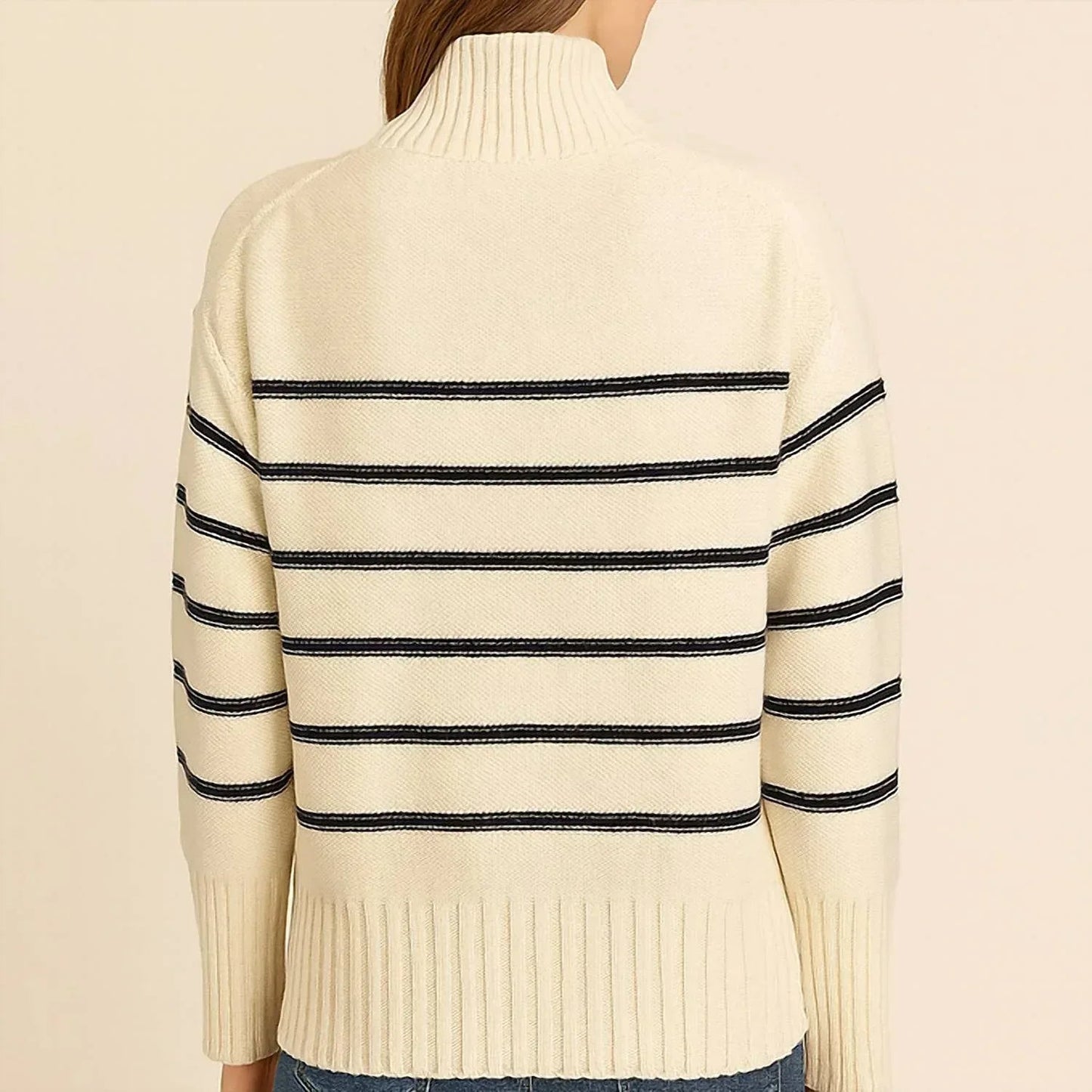 Gestreifter Rollkragenpullover mit kurzem Kragen