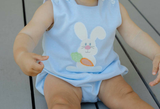 Babys kleiner Hasenstrick-Strampler