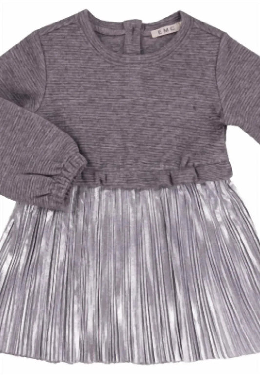 Mädchen einteiliges Strickoberteil und metallisch plissiertes Kleid
