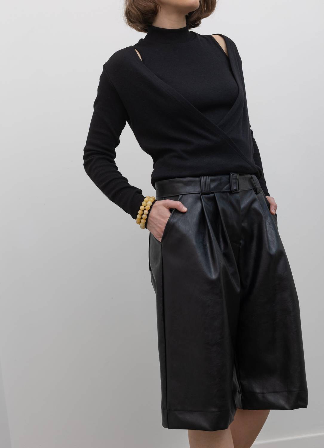 Vegane Bermuda-Shorts mit Gürtel