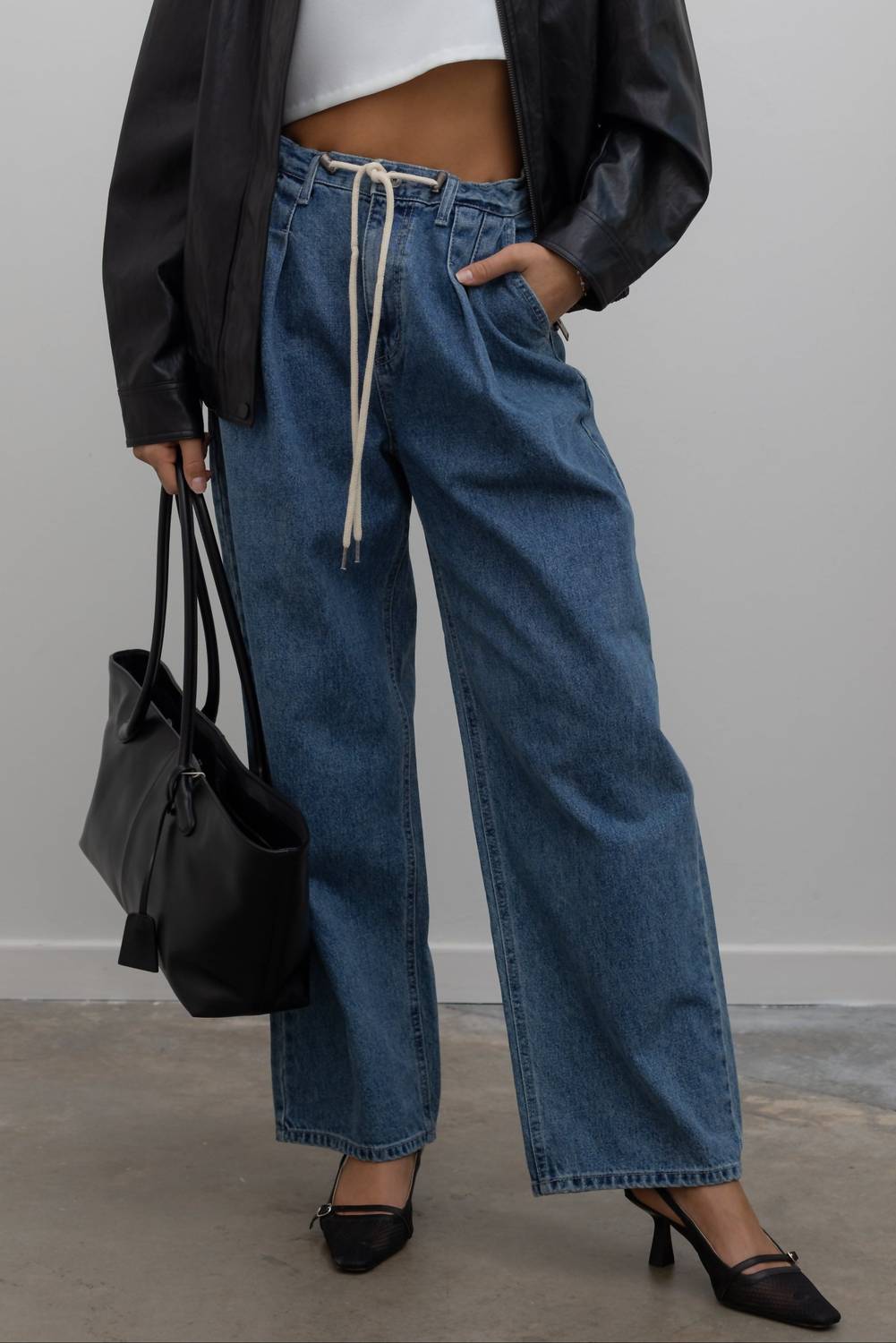 Jeans mit Raffungen und Kordelzug