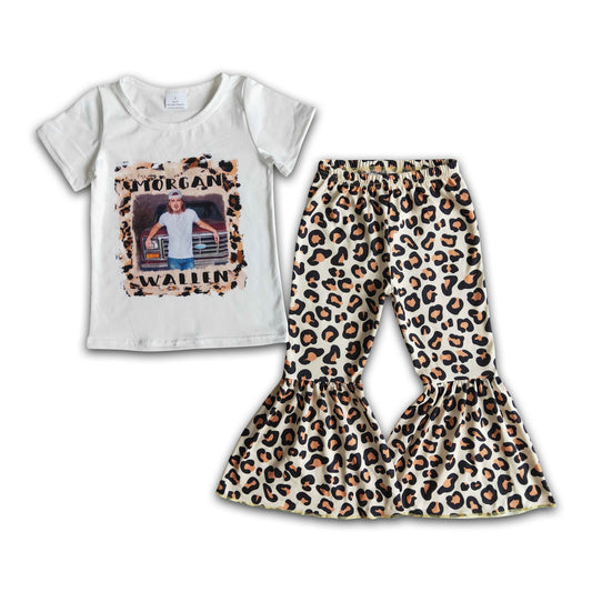 Sängerin im Leoparden-Outfit